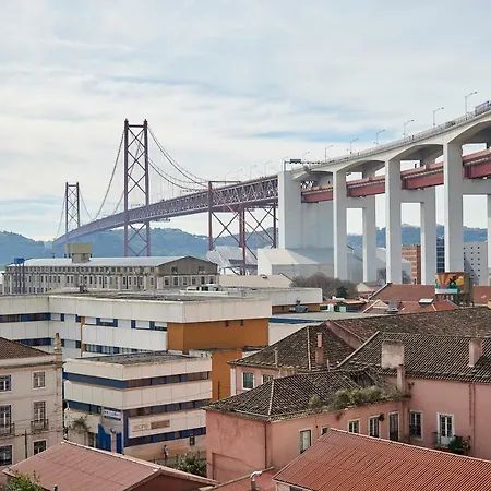 Elegant With Bridge View Apartment Lissabon